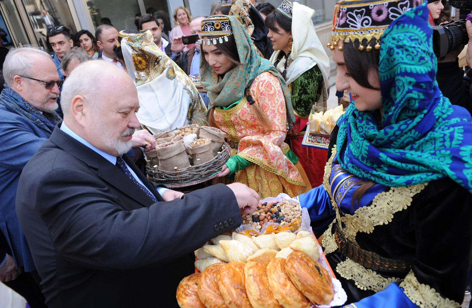 Вместо золочёных ресторанов выбрали кутабную на Бакинском рынке  (ФОТО)