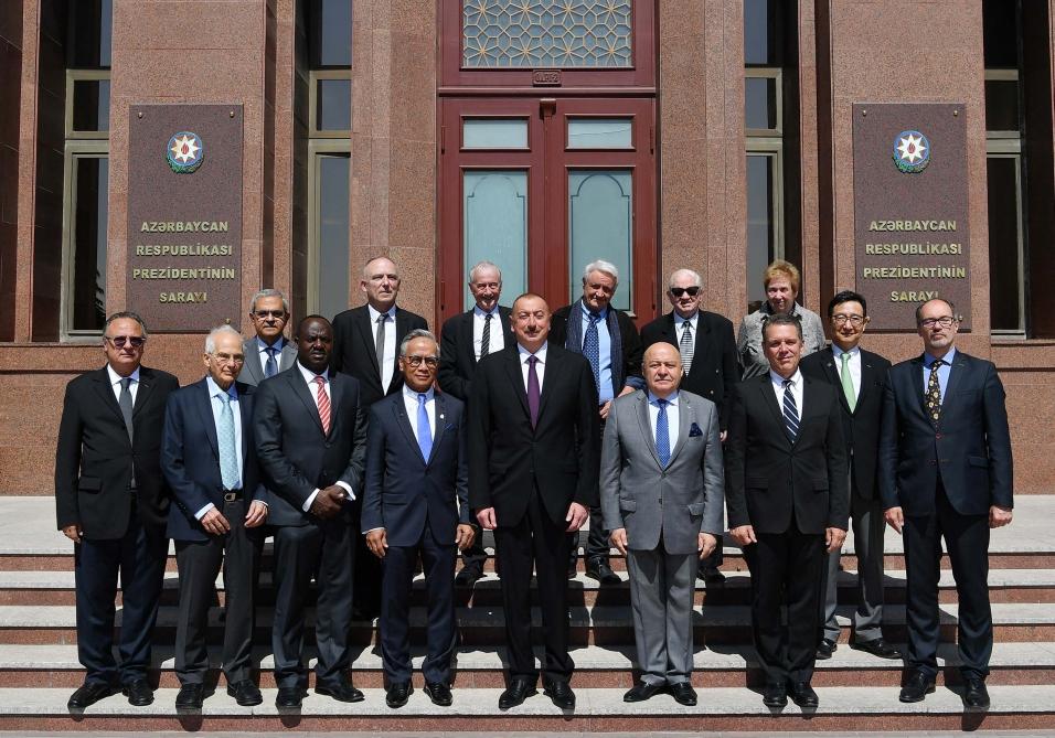 Azerbaijani President receives delegation of International Union of Architects (PHOTO)