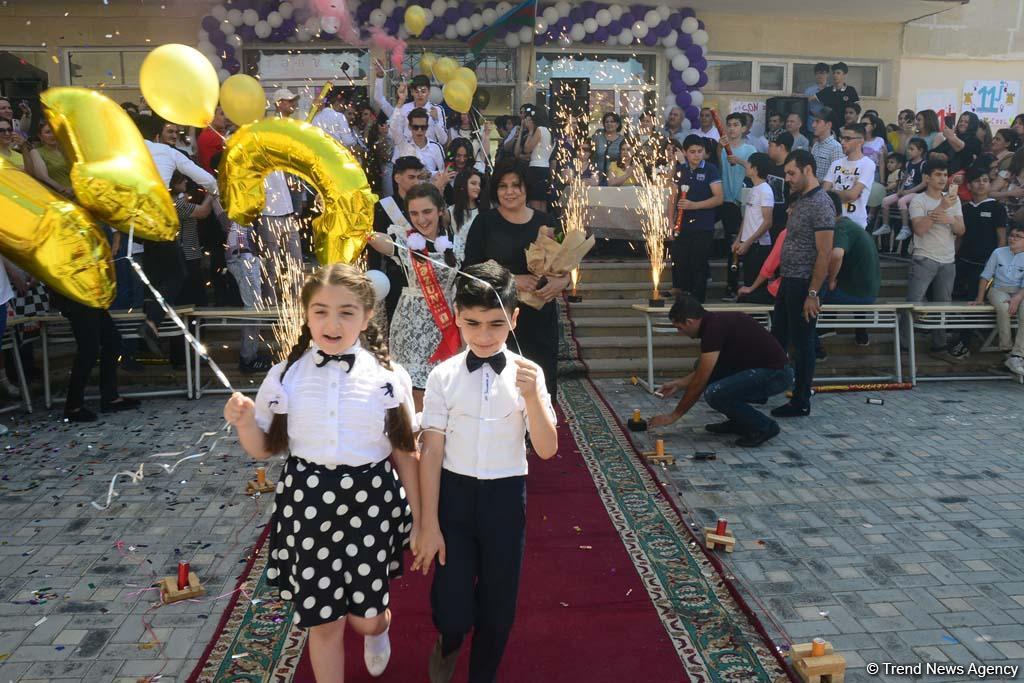 "Последний звонок" в бакинских школах (ФОТО)