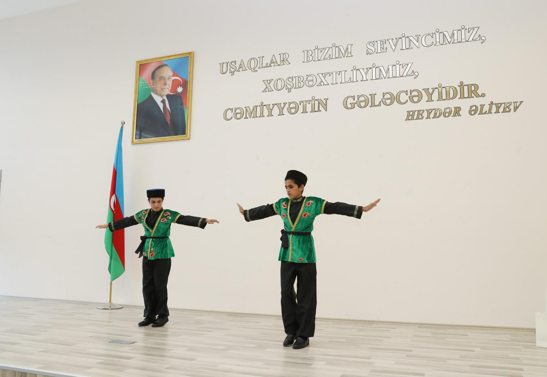 Вице-президент Фонда Гейдара Алиева Лейла Алиева посетила столичные школы-интернаты номер 4 и 3 (ФОТО) (версия 2)