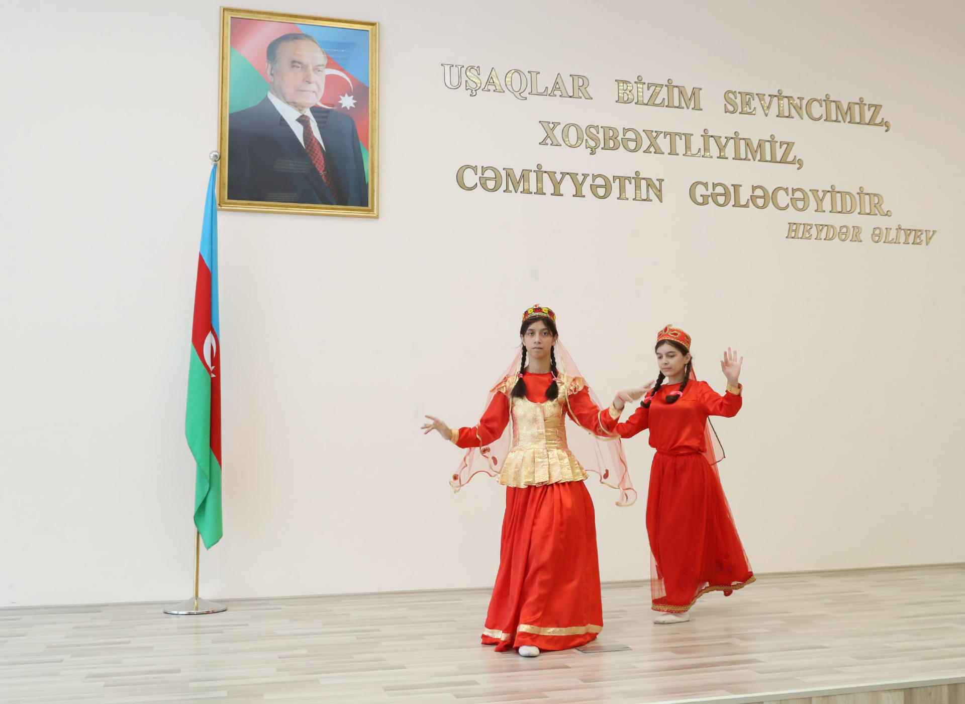 Вице-президент Фонда Гейдара Алиева Лейла Алиева посетила столичные школы-интернаты номер 4 и 3 (ФОТО) (версия 2)