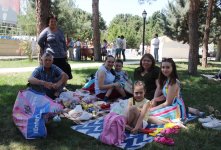 В Баку прошли конкурс молодых невест и народные гулянья (ВИДЕО, ФОТО)