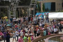 В Баку прошли конкурс молодых невест и народные гулянья (ВИДЕО, ФОТО)