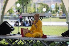 С Бакинского бульвара отправили 108 приветствий Солнцу (ФОТО)