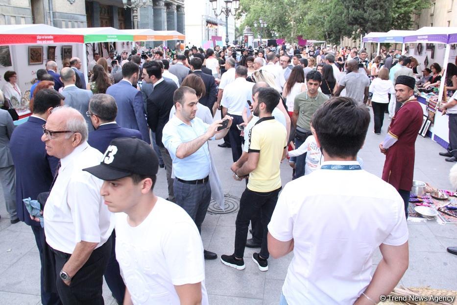 В центре Баку созданы квартал гончарного дела, деревня ковроткачества, поселок медников (ФОТО)