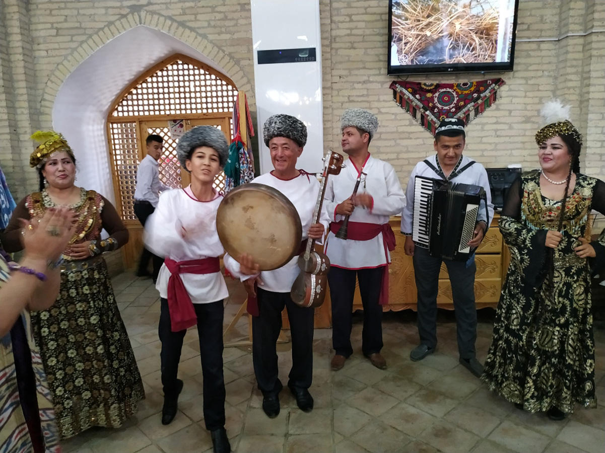 В древнем Хорезме: Узбекские красавицы, джоратские гутабы, лязги, тар, QR-код древности…. (ФОТО)