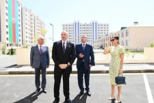 Президент Азербайджана Ильхам Алиев и Первая леди Мехрибан Алиева приняли участие в открытии жилого комплекса для вынужденных переселенцев в Пираллахи (ФОТО) (версия 3)