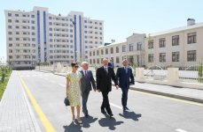 Президент Азербайджана Ильхам Алиев и Первая леди Мехрибан Алиева приняли участие в открытии жилого комплекса для вынужденных переселенцев в Пираллахи (ФОТО) (версия 3)