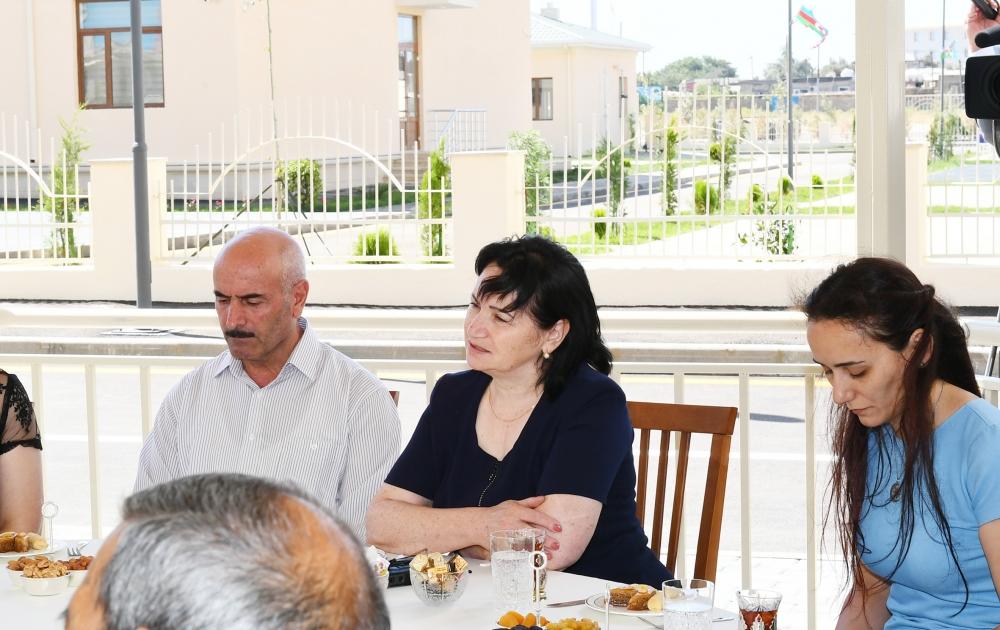 Президент Азербайджана Ильхам Алиев и Первая леди Мехрибан Алиева приняли участие в открытии жилого комплекса для вынужденных переселенцев в Пираллахи (ФОТО) (версия 3)