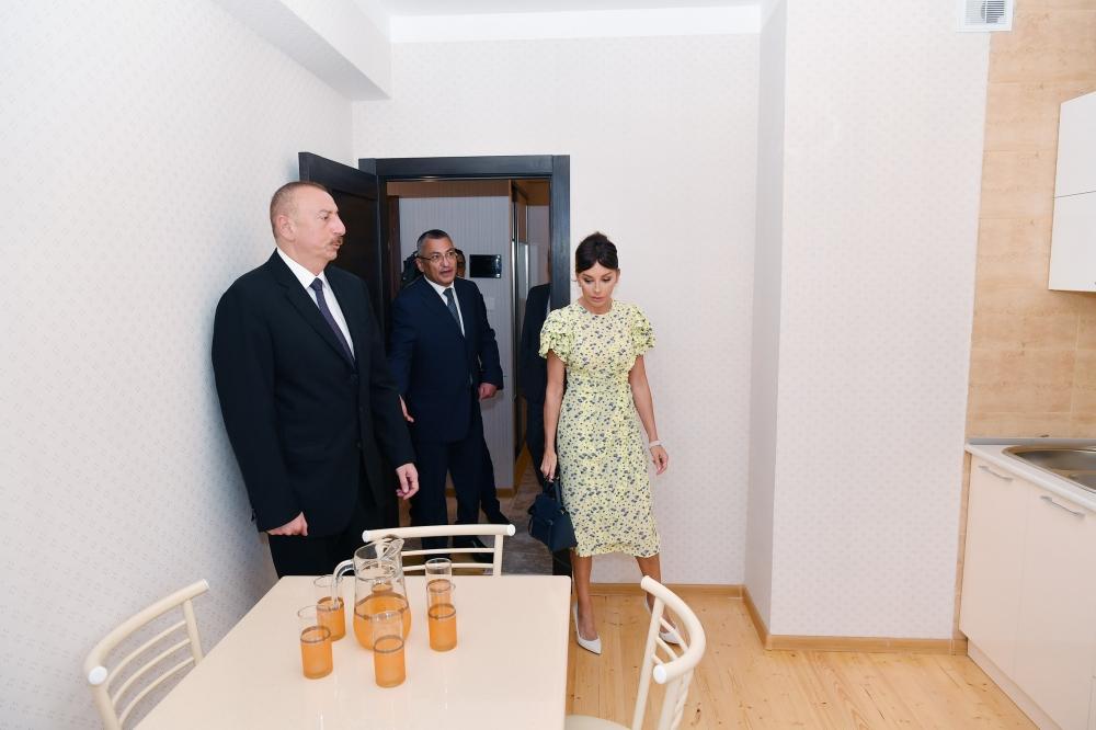 Президент Азербайджана Ильхам Алиев и Первая леди Мехрибан Алиева приняли участие в открытии жилого комплекса для вынужденных переселенцев в Пираллахи (ФОТО) (версия 3)