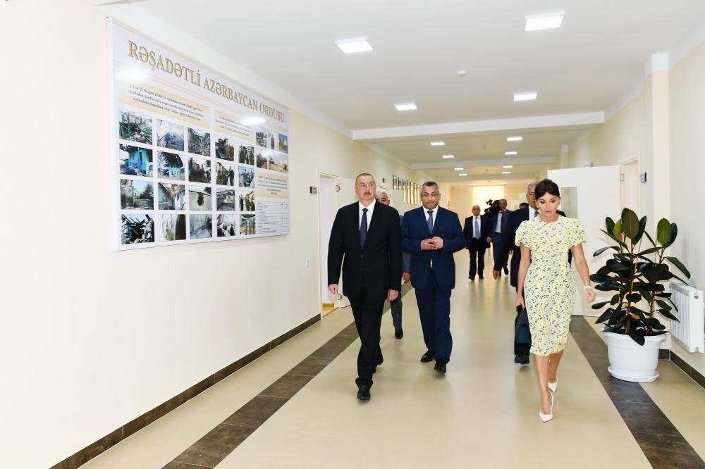 Президент Азербайджана Ильхам Алиев и Первая леди Мехрибан Алиева приняли участие в открытии жилого комплекса для вынужденных переселенцев в Пираллахи (ФОТО) (версия 3)