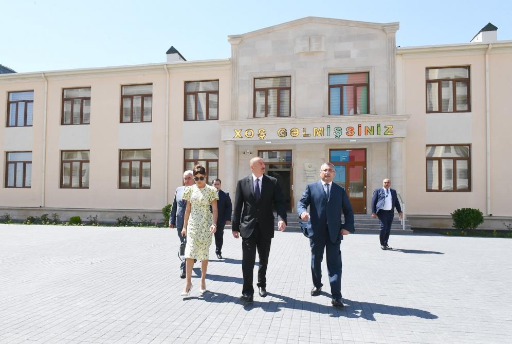 Президент Азербайджана Ильхам Алиев и Первая леди Мехрибан Алиева приняли участие в открытии жилого комплекса для вынужденных переселенцев в Пираллахи (ФОТО) (версия 3)