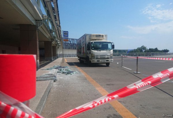 На территории Международного аэропорта Гейдар Алиев произошло ДТП, нанесен ущерб конструкции здания Терминала 2 (ФОТО)