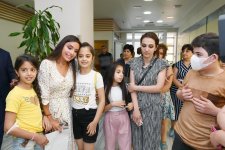 Вице-президент Фонда Гейдара Алиева Лейла Алиева встретилась с детьми, получающими лечение в ряде медицинских учреждений Баку (ФОТО)