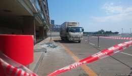 На территории Международного аэропорта Гейдар Алиев произошло ДТП, нанесен ущерб конструкции здания Терминала 2 (ФОТО)