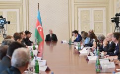 Ilham Aliyev receives reps of MEDEF member companies (PHOTO)