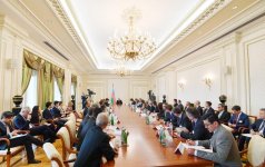 Ilham Aliyev receives reps of MEDEF member companies (PHOTO)