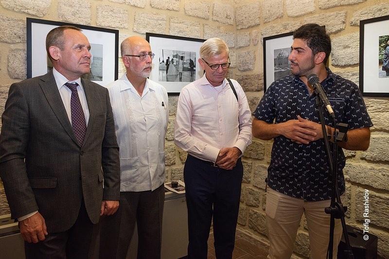 Представители дипломатических миссий фотографируют Баку - интересный проект (ФОТО)