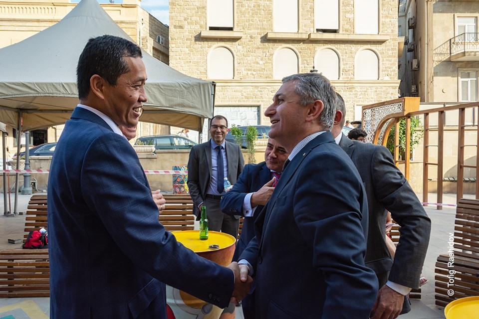 Представители дипломатических миссий фотографируют Баку - интересный проект (ФОТО)