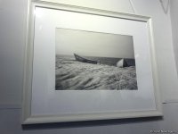 Жаркие летние пляжные ландшафты Абшерона - одинокие лодки, морские "барашки" и загадочный след (ФОТО)