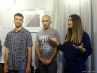 Жаркие летние пляжные ландшафты Абшерона - одинокие лодки, морские "барашки" и загадочный след (ФОТО)