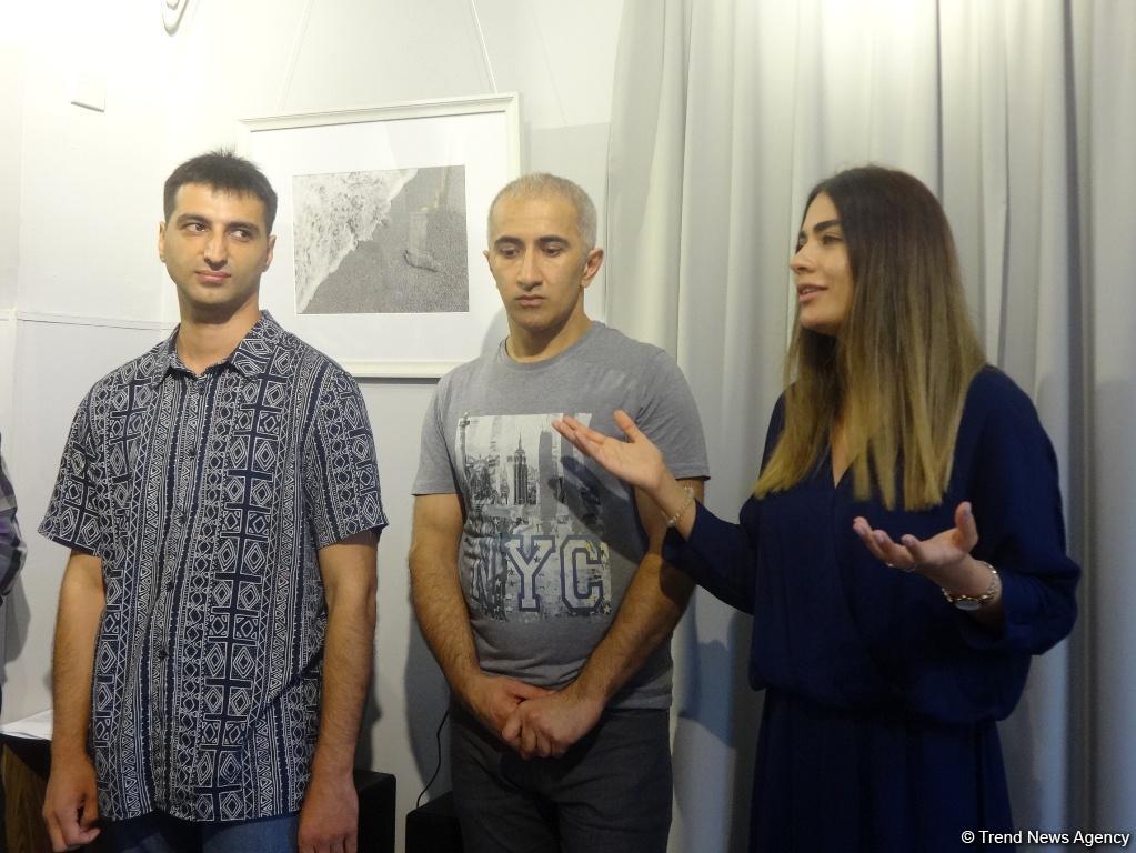 Жаркие летние пляжные ландшафты Абшерона - одинокие лодки, морские "барашки" и загадочный след (ФОТО)