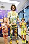 Филипп Киркоров прилетел в Баку со своими детьми (ФОТО)