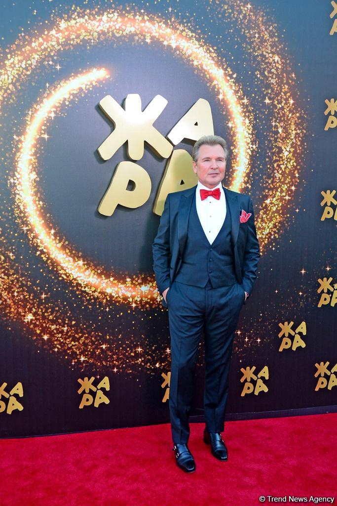 Красная дорожка фестиваля "ЖАРА 2019" в Баку: Звезды "нулевых" лет, или Вперед в прошлое (ФОТО, ВИДЕО)