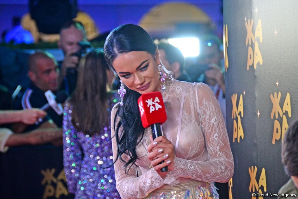 Красная дорожка фестиваля "ЖАРА 2019" в Баку: Звезды "нулевых" лет, или Вперед в прошлое (ФОТО, ВИДЕО)