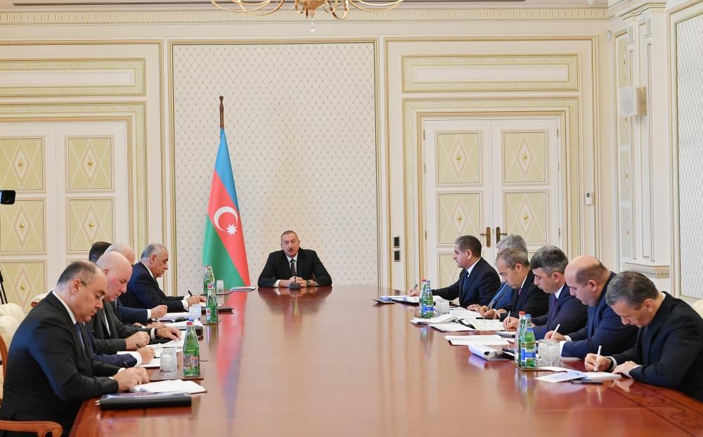 При Президенте Ильхаме Алиеве прошло совещание, связанное с социально-экономической сферой (ФОТО)