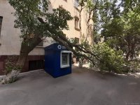 Сильный ветер в Баку повалил дерево на банкомат (ФOTO)