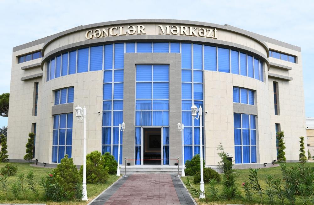 Azerbaijani president, first lady inaugurate Youth Center in Pirallahi district (PHOTO)