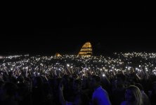 На грандиозном концерте перед Центром Гейдара Алиева присутствовало более 30 тыс. зрителей (ФОТО/ВИДЕО)
