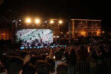 На грандиозном концерте перед Центром Гейдара Алиева присутствовало более 30 тыс. зрителей (ФОТО/ВИДЕО)