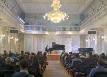 Одной рукой играть на фортепиано, а второй внутри рояля перебирать струны…Отец современной музыки Азербайджана (ФОТО)
