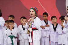 Вице-президент Фонда Гейдара Алиева Лейла Алиева ознакомилась с павильонами, организованными на Фестивале винограда и вина (ФОТО)