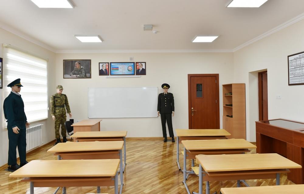 Президент Ильхам Алиев ознакомился с состоянием школы номер 101 в Сураханском районе Баку после капремонта и реконструкции  (ФОТО)