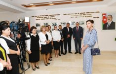 Первый вице-президент Мехрибан Алиева ознакомилась с условиями в школе № 113 в поселке Кюрдаханы, созданными после реконструкции (ФОТО)
