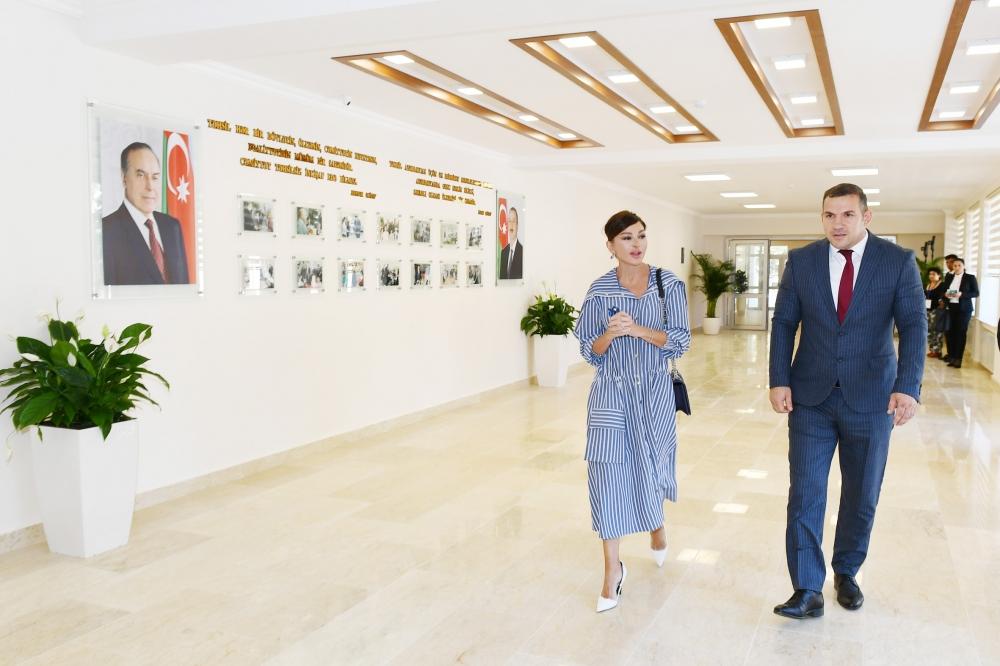 Первый вице-президент Мехрибан Алиева ознакомилась с условиями в школе № 113 в поселке Кюрдаханы, созданными после реконструкции (ФОТО)