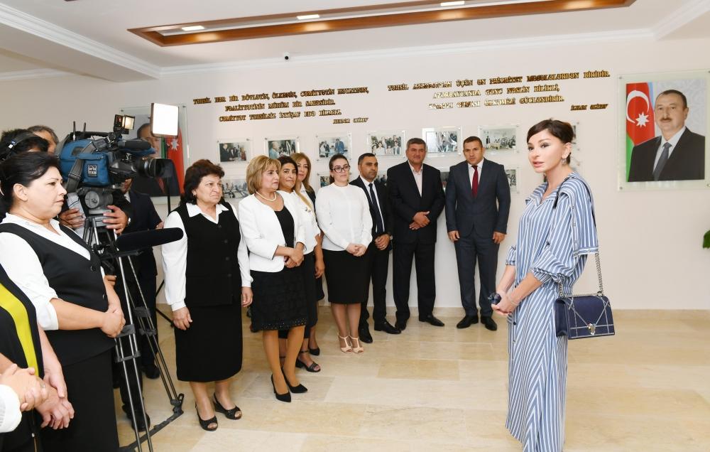 Первый вице-президент Мехрибан Алиева ознакомилась с условиями в школе № 113 в поселке Кюрдаханы, созданными после реконструкции (ФОТО)