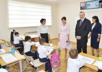 Президент Ильхам Алиев и Первая леди Мехрибан Алиева приняли участие в открытии нового учебного комплекса полной средней школы номер 300 в Бинагадинском районе Баку