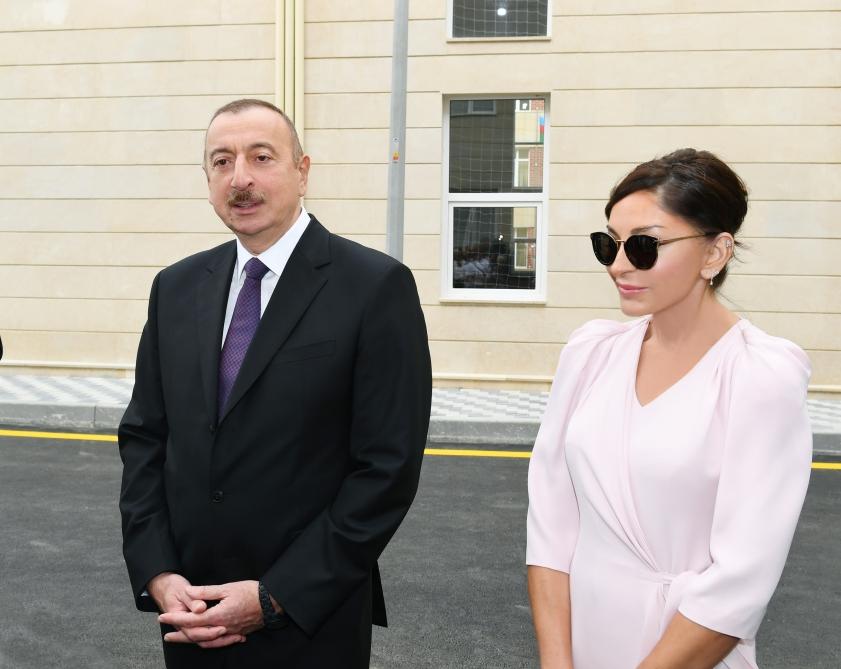 Президент Ильхам Алиев и Первая леди Мехрибан Алиева приняли участие в открытии нового учебного комплекса полной средней школы номер 300 в Бинагадинском районе Баку