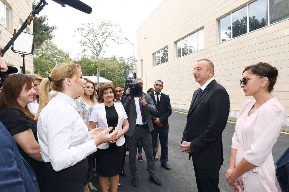 Президент Ильхам Алиев и Первая леди Мехрибан Алиева приняли участие в открытии нового учебного комплекса полной средней школы номер 300 в Бинагадинском районе Баку