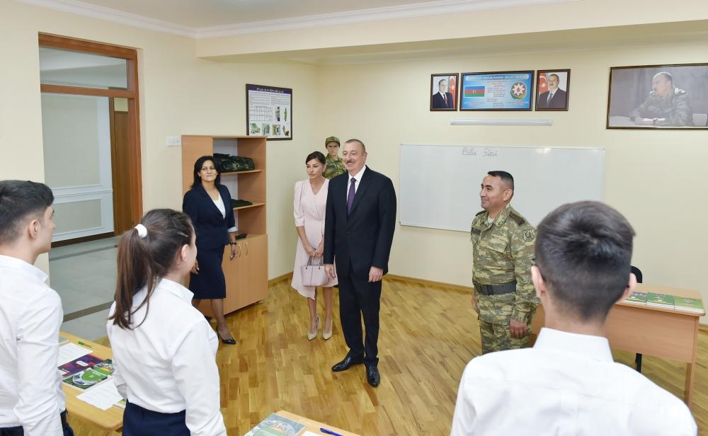 Президент Ильхам Алиев и Первая леди Мехрибан Алиева приняли участие в открытии нового учебного комплекса полной средней школы номер 300 в Бинагадинском районе Баку