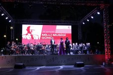 Вечерний Баку. Солтан бек и Мешади Ибад вышли на Площадь фонтанов (ВИДЕО, ФОТО)