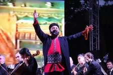 Вечерний Баку. Солтан бек и Мешади Ибад вышли на Площадь фонтанов (ВИДЕО, ФОТО)
