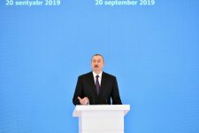 Президент Ильхам Алиев принял участие в церемонии по случаю 25-летия «Контракта века» и Дня нефтяников (ФОТО)
