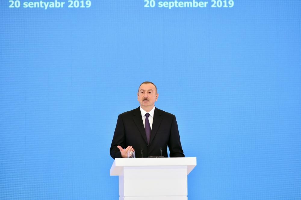 Президент Ильхам Алиев принял участие в церемонии по случаю 25-летия «Контракта века» и Дня нефтяников (ФОТО)