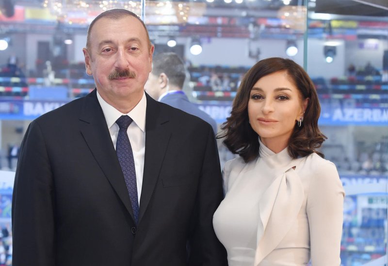 Президент Ильхам Алиев, Первая леди Мехрибан Алиева и Генеральный секретарь То Лам и его супруга Но Фон Ли ознакомились с выставкой изобразительного искусства Вьетнама