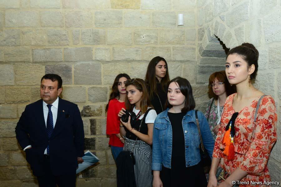 В рамках Фестиваля Насими во Дворце Ширваншахов открылась выставка İrfani sirlər (ФОТО)